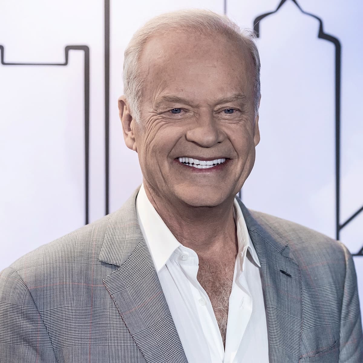 OMG! Kelsey Grammer is DADDY-ing it up again at 68!!! 🎉