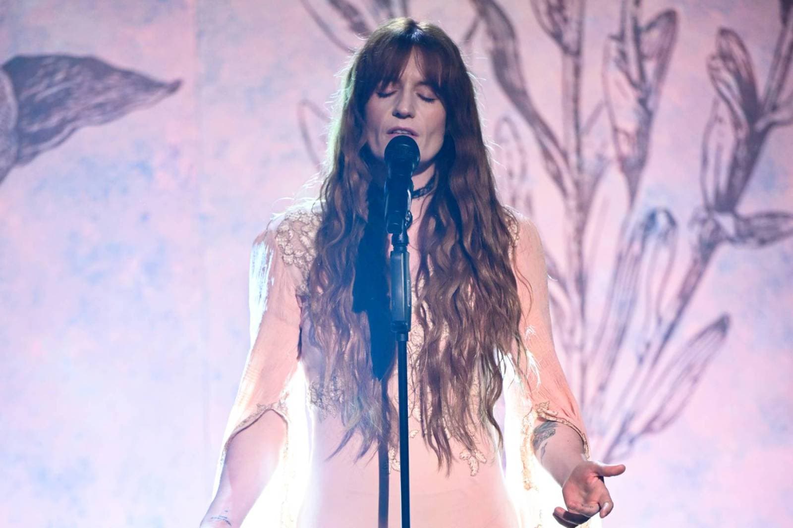 Florence and the Machine Cast a Spell with Gaga Cover in Barcelona