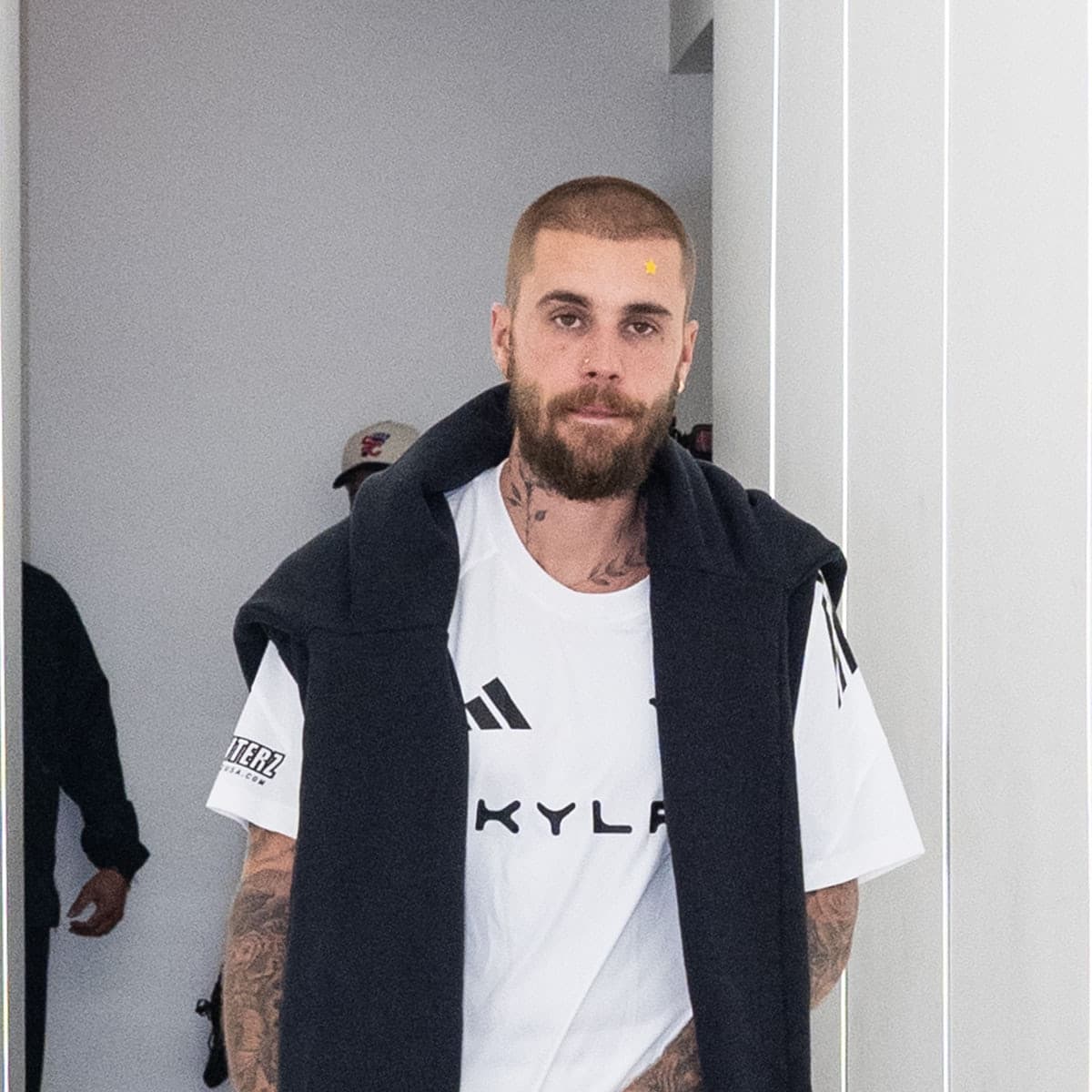 JUSTIN BIEBER SHAVED HIS FACE AND WE ARE LIVING FOR THIS TRANSFORMATION! 💅✨